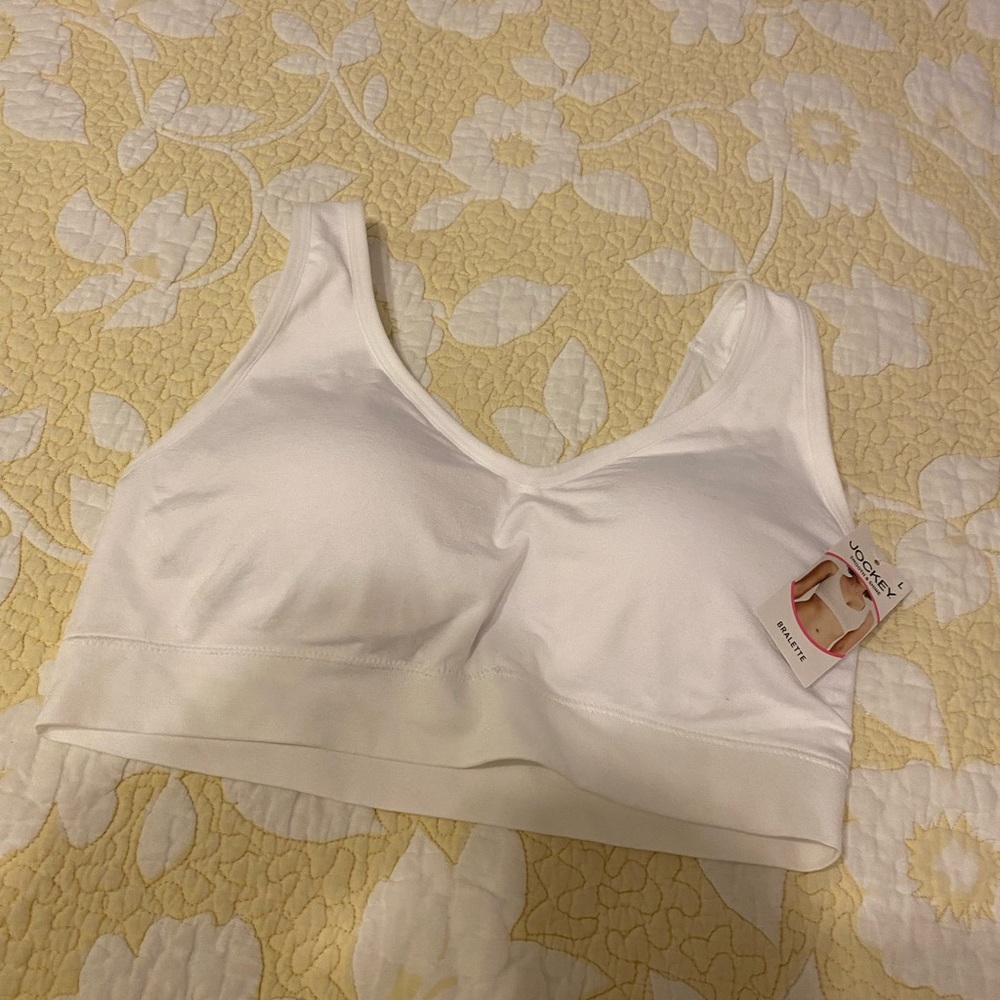 Jockey NWT Smooth and Shine Bralette. SZ L color White. Removable pads.